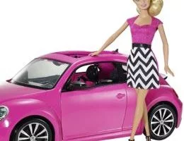 Muñeca Barbie en color rosa con coche rosa escarabajo